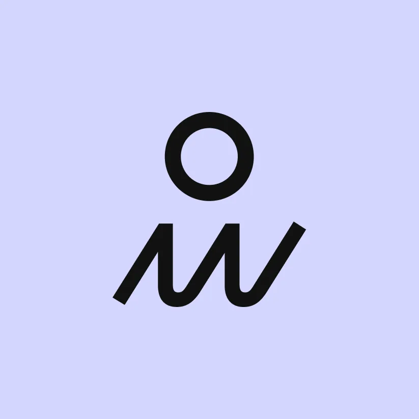Logo iconographique On Wheels noir sur fond violet clair.